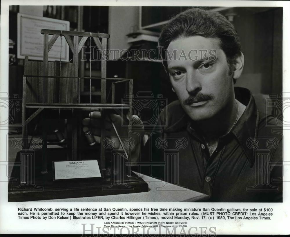 1980 Press Photo Richard Whitcomb w/ his miniature San Quentin gallows - Historic Images