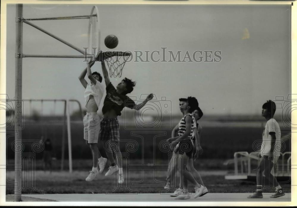 1988 Press Photo Southeast Asian children play basketball in Garden City, Kan. - Historic Images