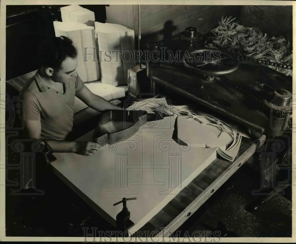 1950 Press Photo Cutting envelopes at a rate of 500 per cut - orb45335 - Historic Images