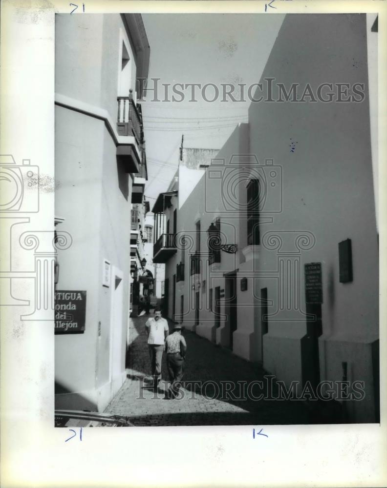 1983 Press Photo Narrow streets in downtown, San Juan, Puerto Rico - orb45565 - Historic Images