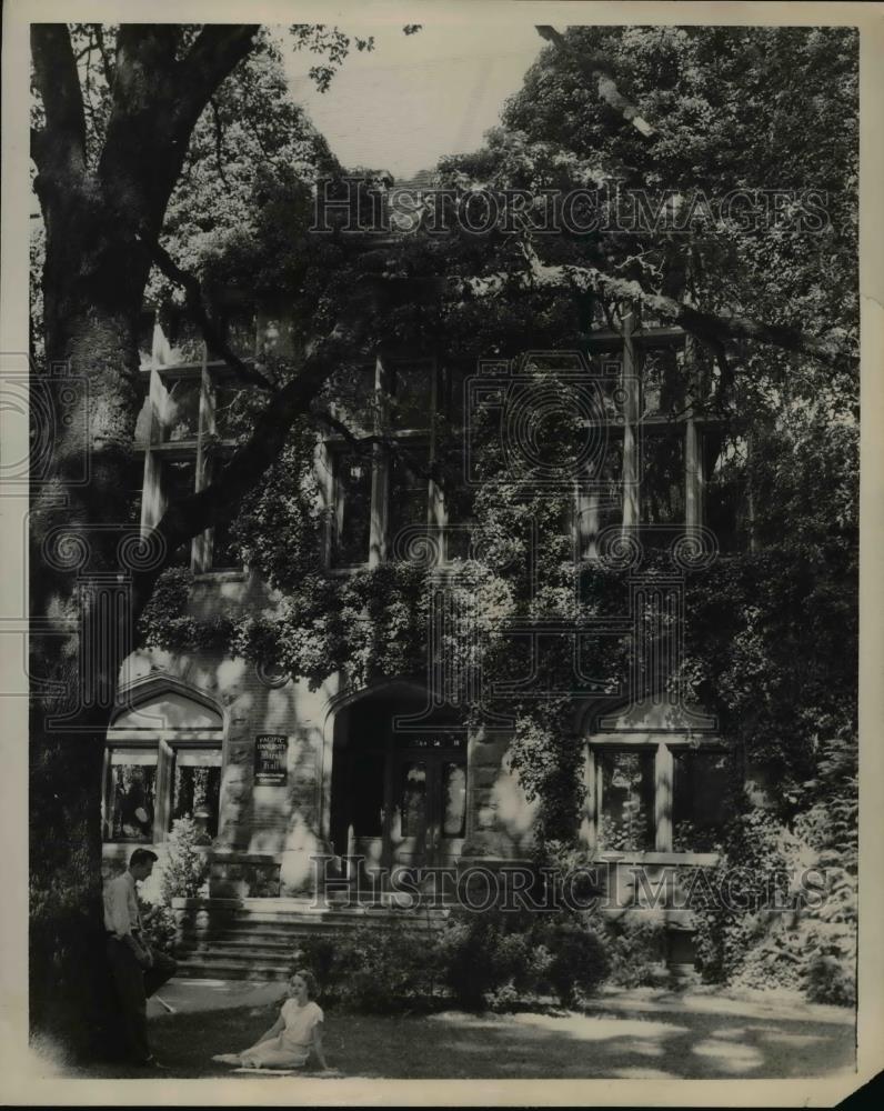 1949 Press Photo Pacific University-Ivy covered March Hall - orb45770 - Historic Images