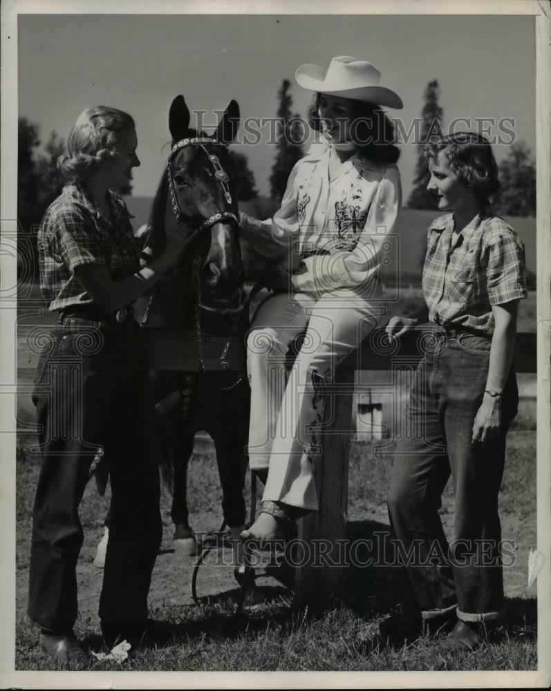 1952 Press Photo Beverly Owen, Cynthia &amp; Diane Cookingham at Portland Hunt club - Historic Images