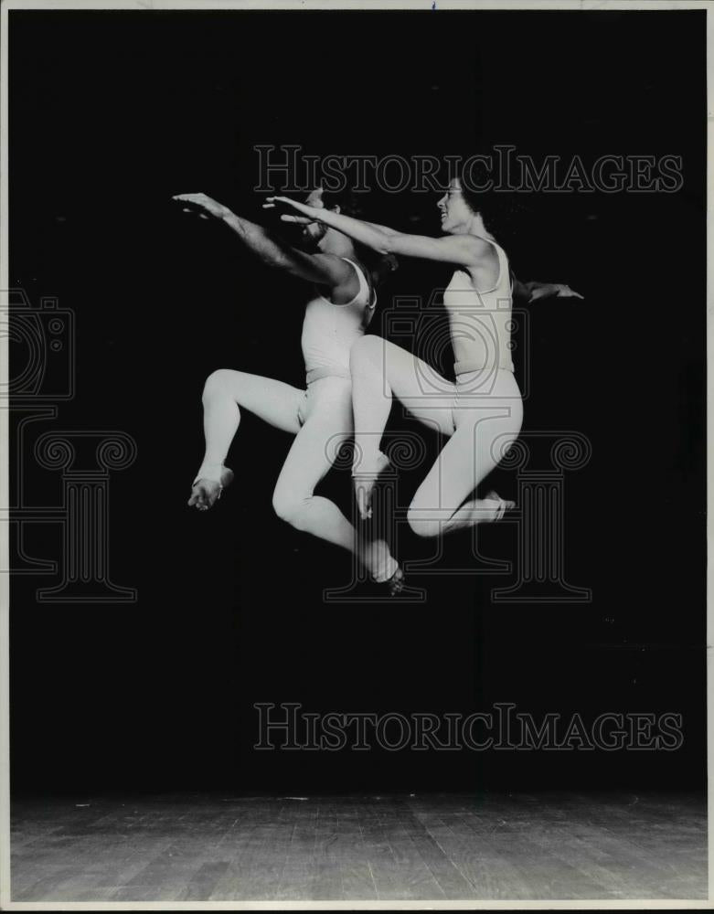 1978 Press Photo Portland Dance Theater on suit-and-tie trip to auditorium - Historic Images