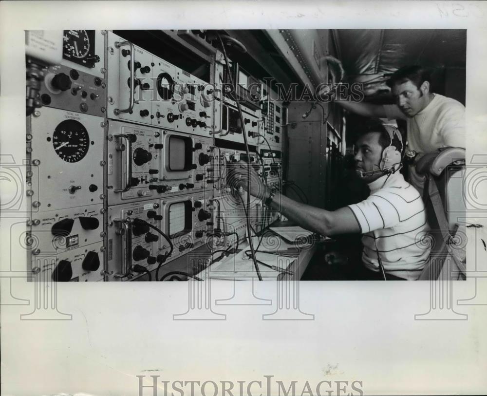 1970 Press Photo NASA technicians on Marine Advisory Program for tuna runs - Historic Images