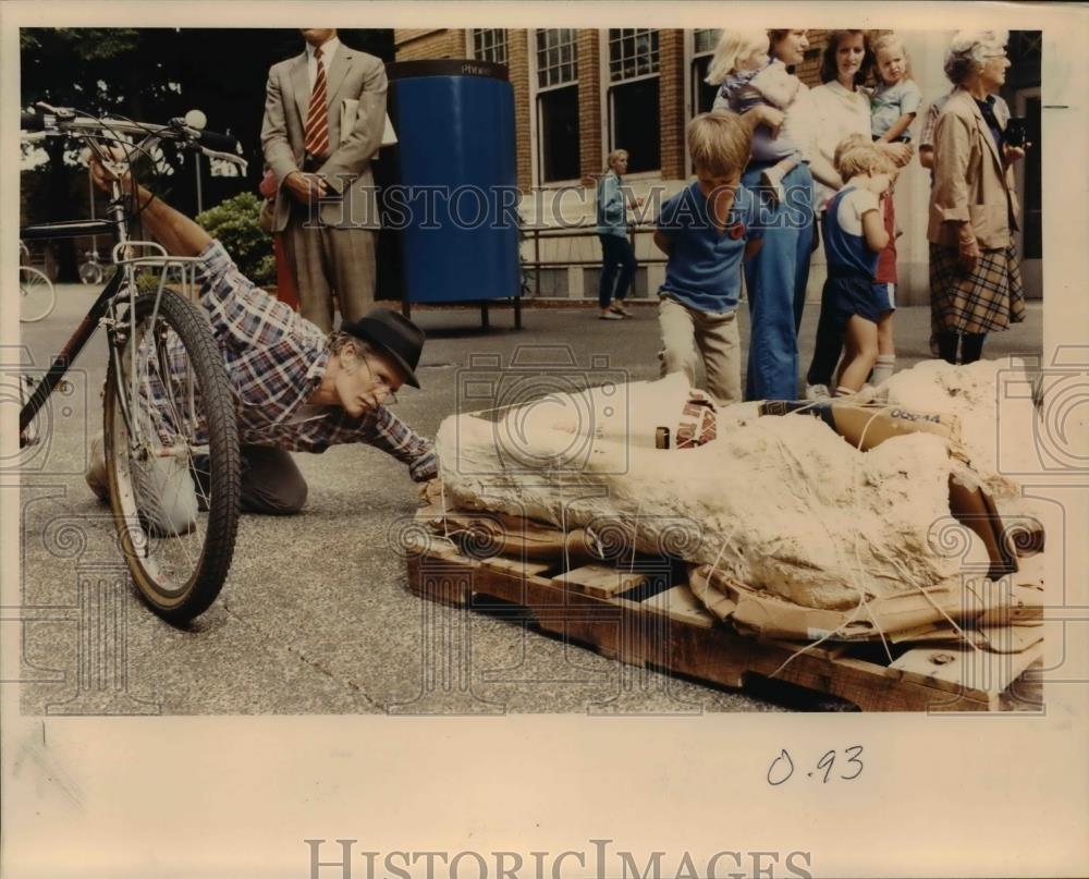 1987 Press Photo John Gange w/ triceratops bones delivered to Portland State U - Historic Images