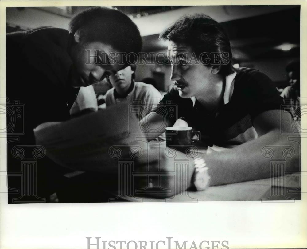1980 Press Photo Lennie Wells, PE instructor at Monroe HS w/ Joe Osborne - Historic Images