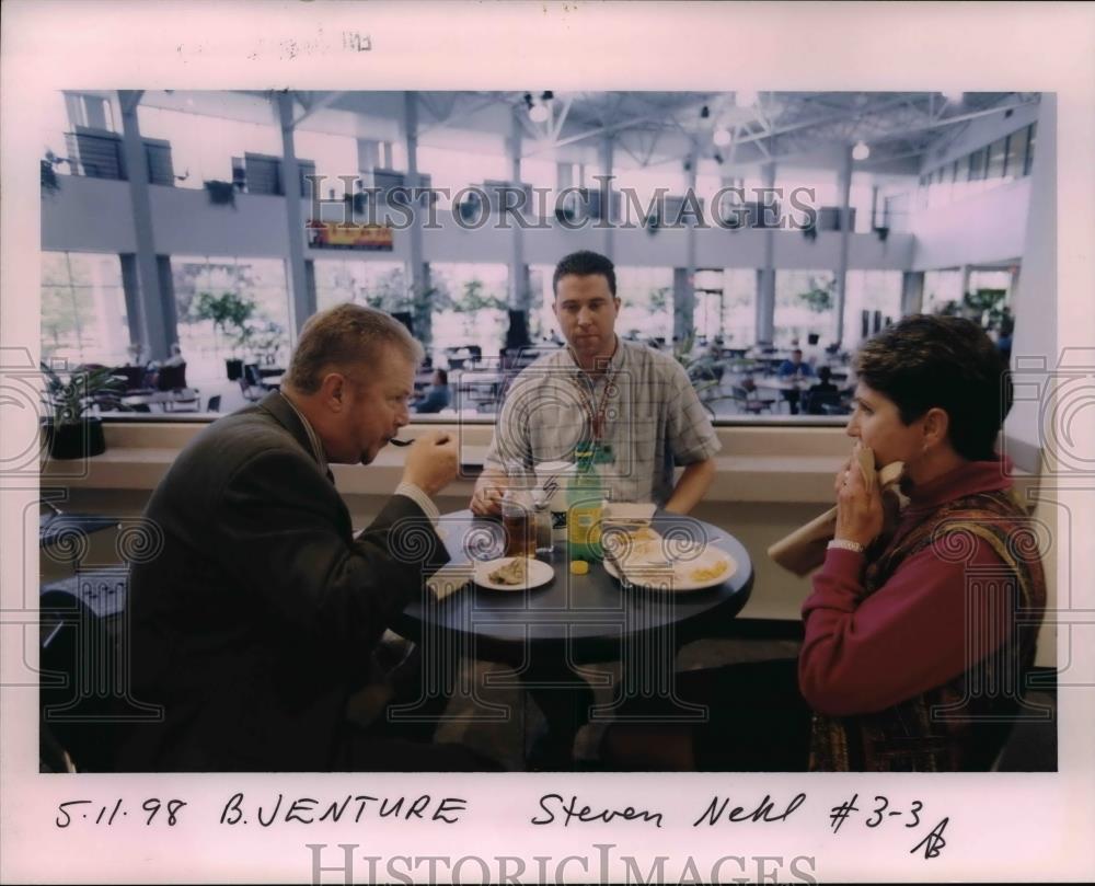 1998 Press Photo Cafeteria at Sequent Computer Systems - orb46902 - Historic Images