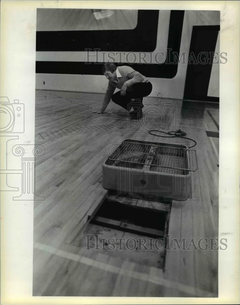 1981 Press Photo Parkrose Coach Terry Woods checks damage to Broncos Gym floor - Historic Images