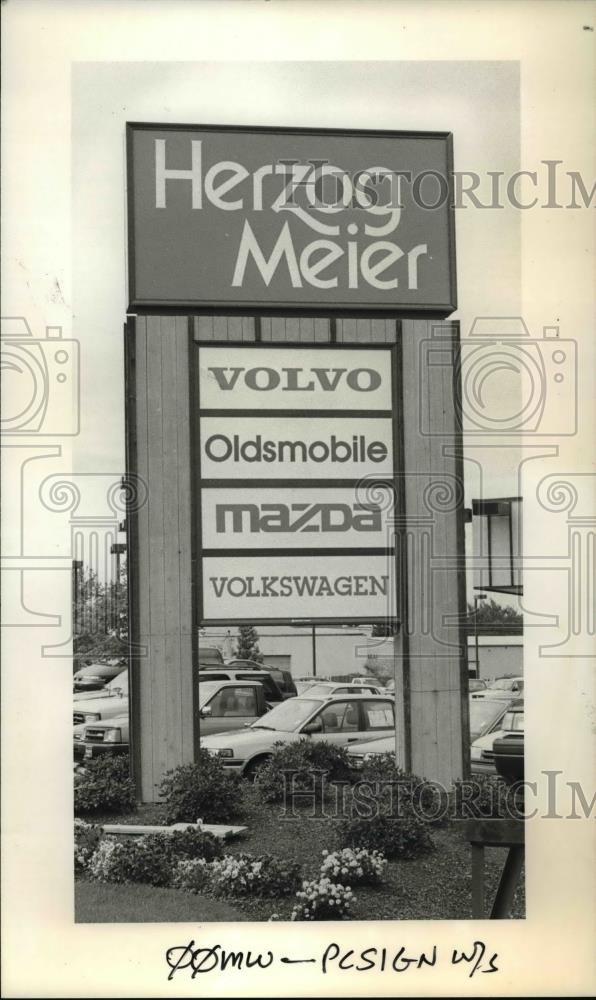 1991 Press Photo Oregon Herzog-Meier Autocenter&#39;s 106 square foot sign - Historic Images