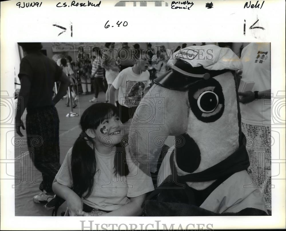 1991 Press Photo Autumn Lucero with Skipper at University of Portland Picnic - Historic Images