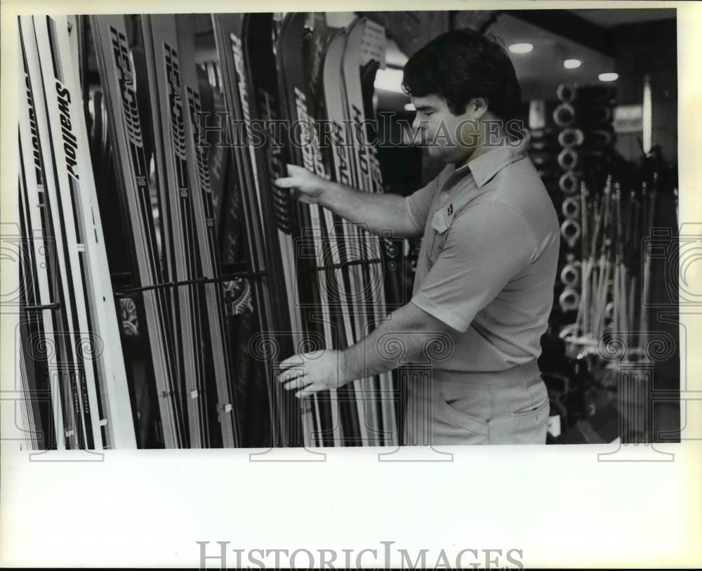 1981 Press Photo Ken Fidler sporting goods manager Pay&#39;n Pak store - orb48507 - Historic Images