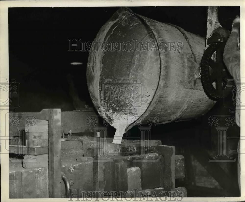 1942 Press Photo Pouring molten metal at Commercial Iron Works - orb49318 - Historic Images