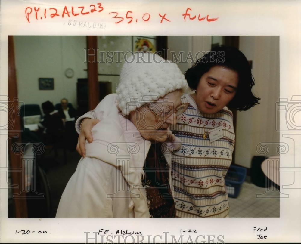 2000 Press Photo Senior Citizen with ALzheimer - orb49874 - Historic Images