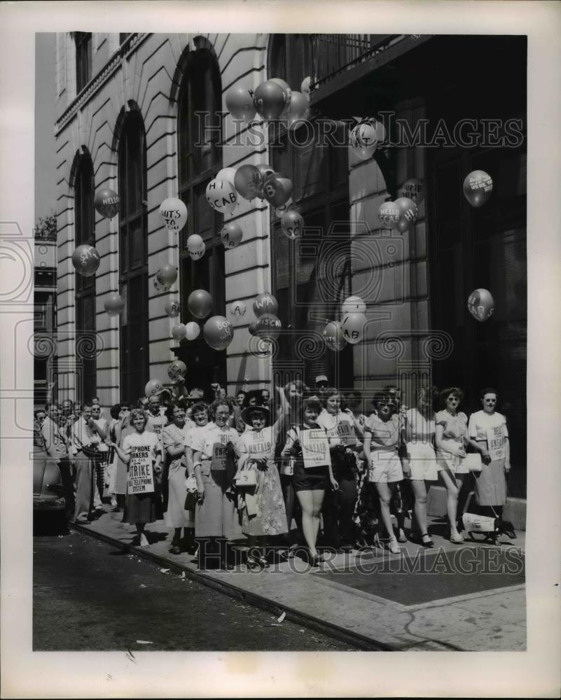 1951 Press Photo Pacific Telephone company workers, marching on picket - Historic Images