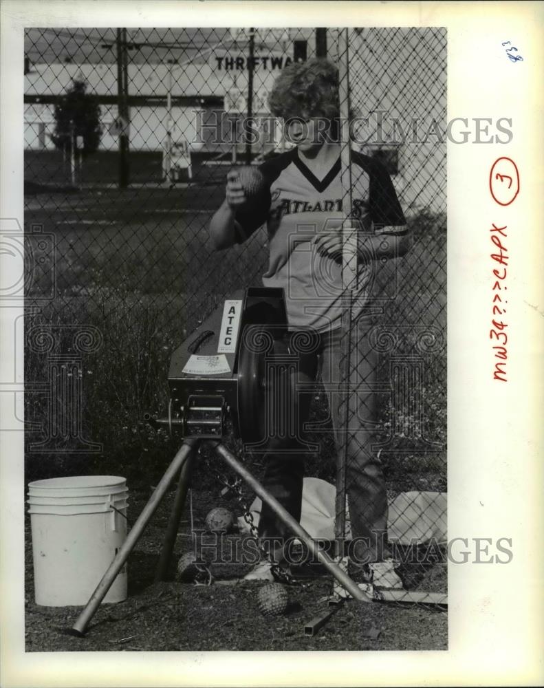 1983 Press Photo Phyllis J. Eoff, 29, loads a ball into a pitching machine - Historic Images