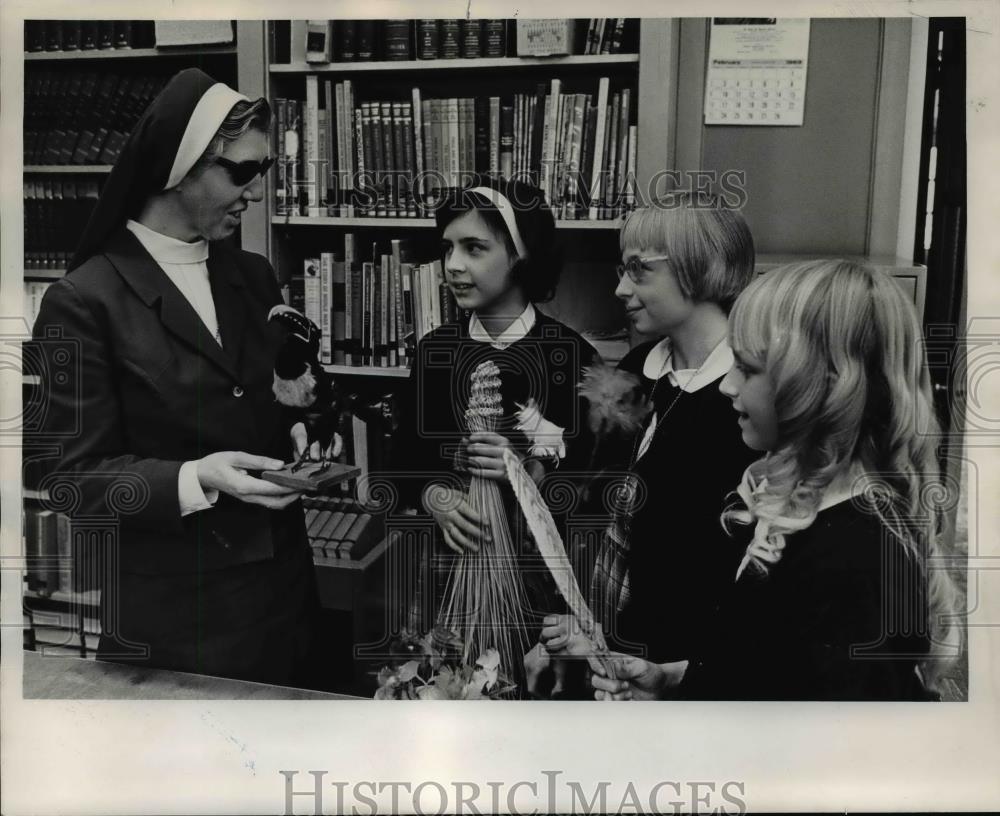 1969 Press Photo Sister Elizabeth Nosock &amp; St. John&#39;s School students - Historic Images