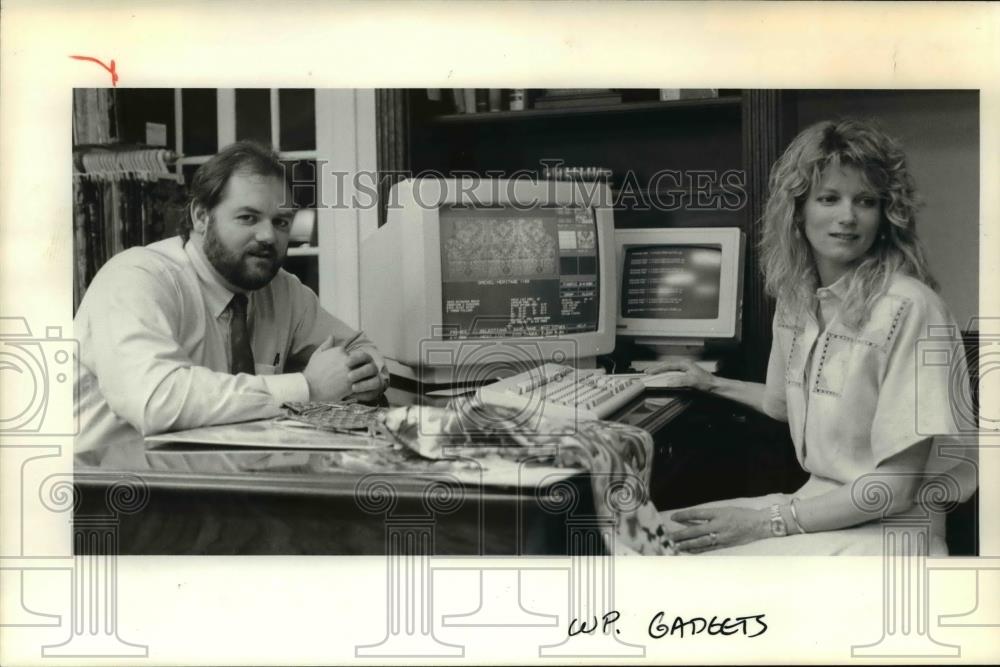 1991 Press Photo Paul Schatz III & sister, Carol A. Schatz doing comp simulation - Historic Images