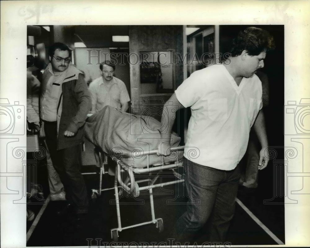1987 Press Photo Patrick Chamberlain, deputy medical examiner and Al Wise - Historic Images