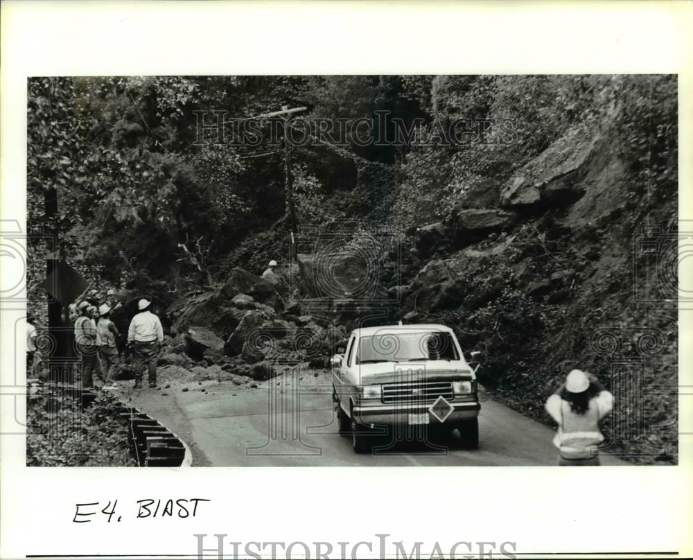 1991 Press Photo Construction crew members surveys blasting at Oxbow Parkway - Historic Images