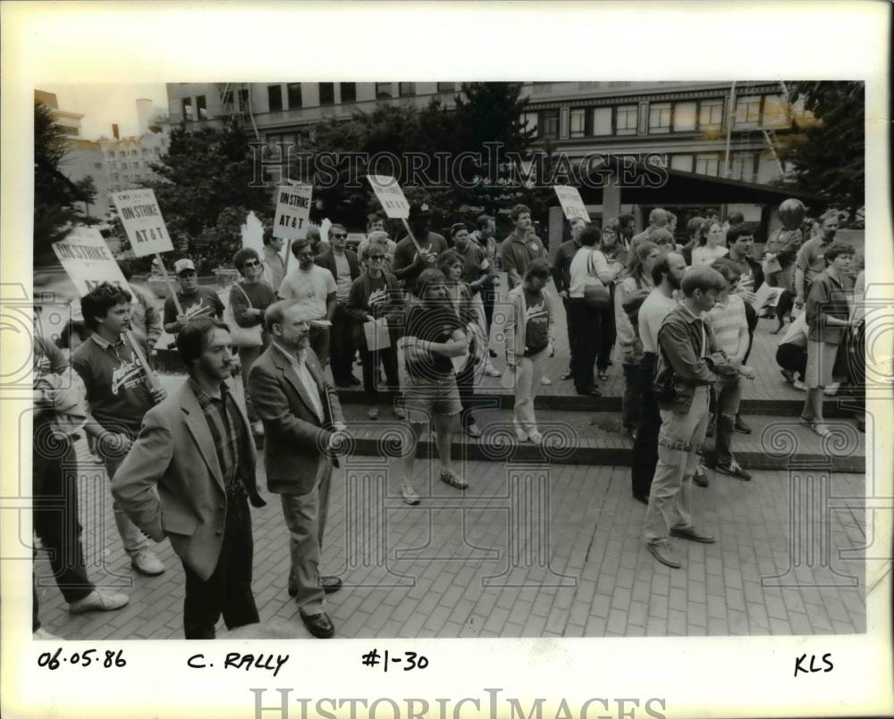1986 Press Photo Members of the Communications Workers of America at O&#39;Bryant Sq - Historic Images