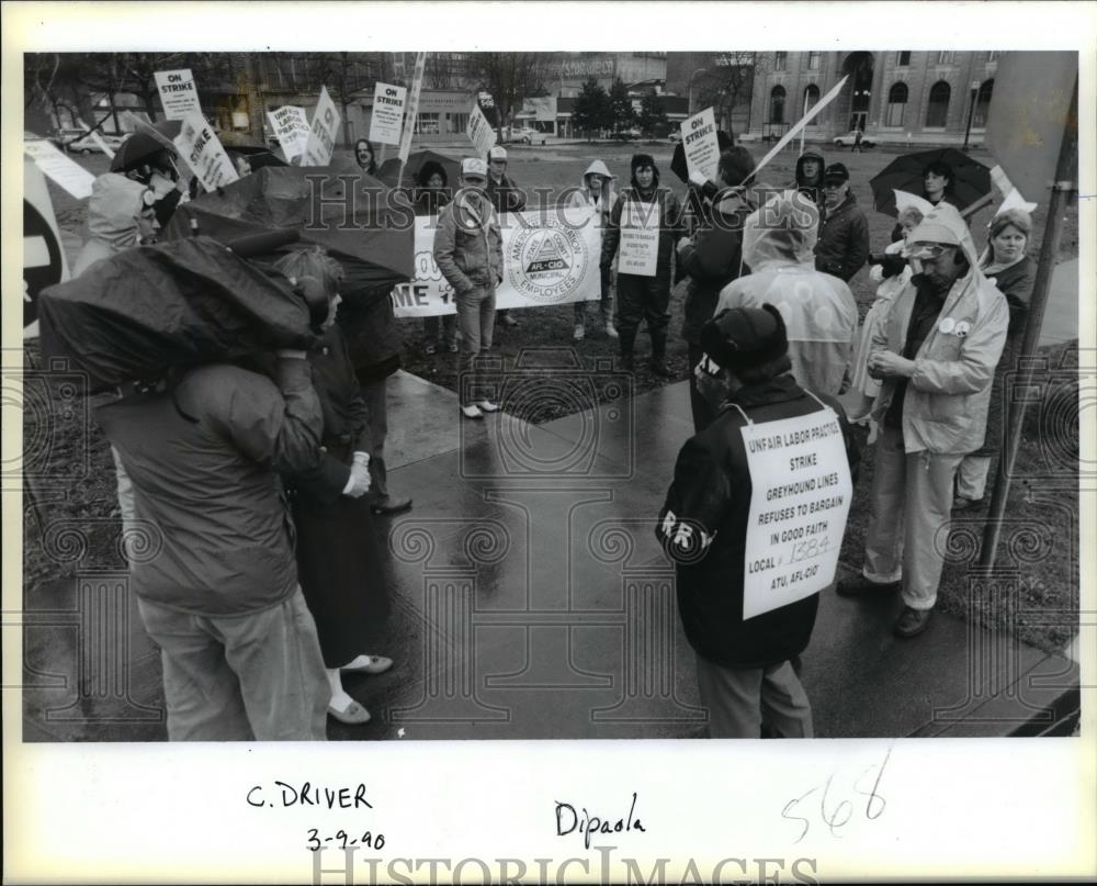 1990 Press Photo Striking Greyhound bus drivers gather near terminal i Historic Images