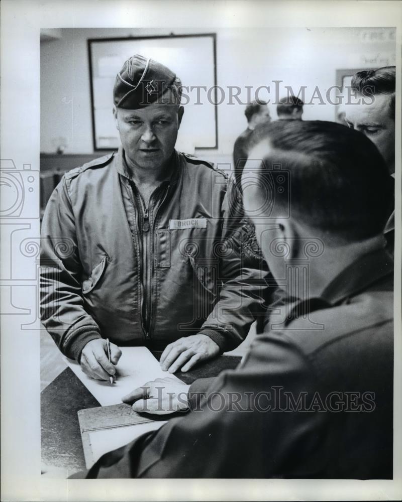 1962 Press Photo Capt Bill Brock files flight plan with Maj Herbert Mellor - Historic Images