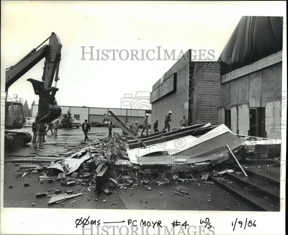 1986 Press Photo Workers go back to remodeling of Southgate Cinema - orb53303 - Historic Images