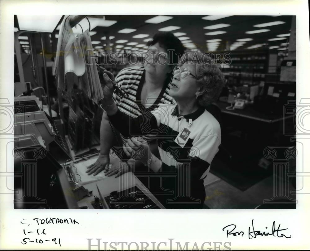 1991 Press Photo Tektronix Inc. - Sue Rice (left) and Bonnie Gilkey - orb53402 - Historic Images