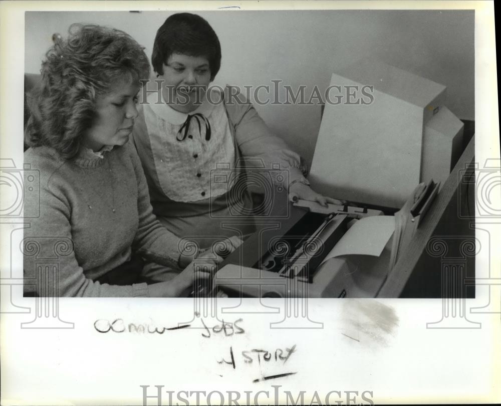 1984 Press Photo Kathleen Mannis and Peg L. Nichols at Tektronix. - orb53411 - Historic Images
