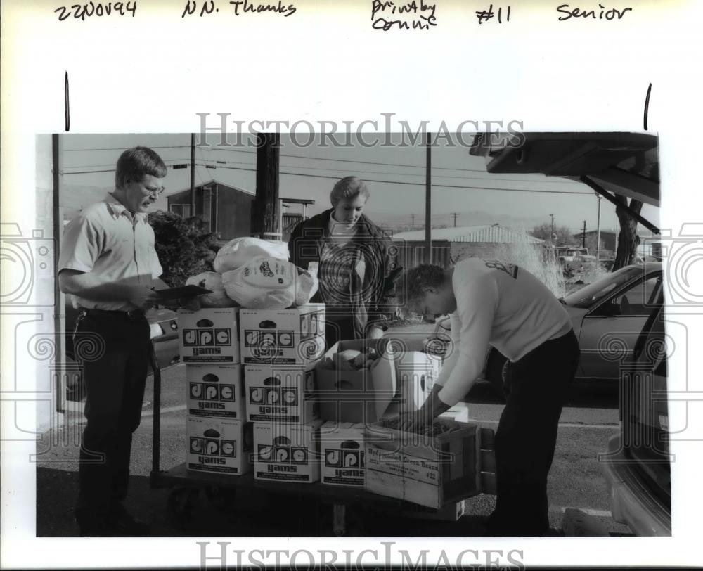 1994 Press Photo Getting ready for thanksgiving - orb53611 - Historic Images