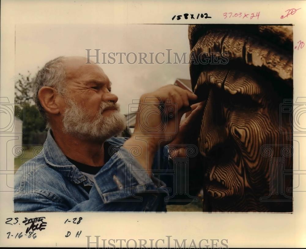 1986 Press Photo Wes Hogland works on an 11 foot totem pole for Molalla HS - Historic Images