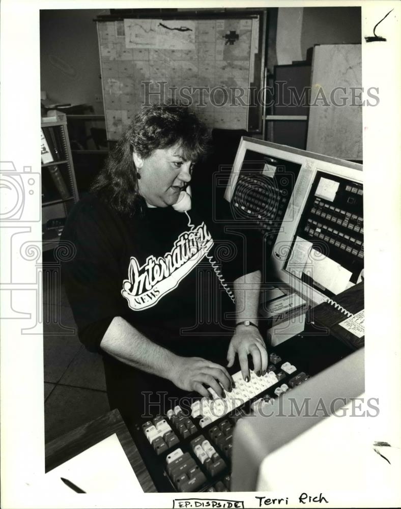 1987 Press Photo Terri Rich, a 911 dispatcher for the Bureau of Emergency Commun - Historic Images