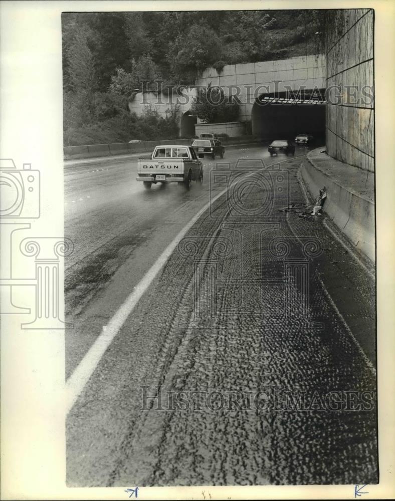 1984 Press Photo The grooved layer asphalt leading into the Vista Ridge Tunnel - Historic Images