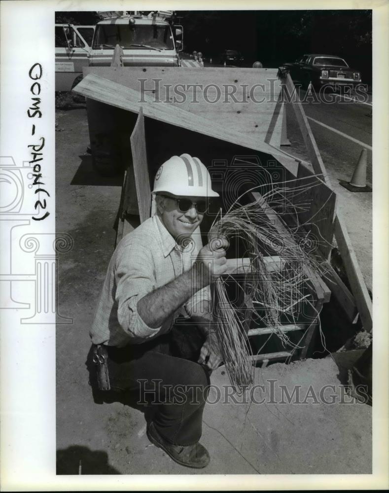 1983 Press Photo Pacific Bell Telephone Co Fred Mattson inspects damaged cable - Historic Images