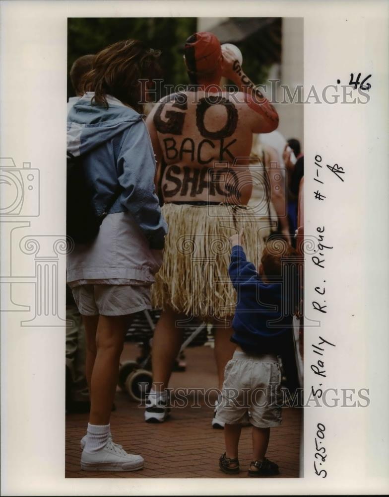 2000 Press Photo Sports fans rally for Shaq - orb54175 - Historic Images