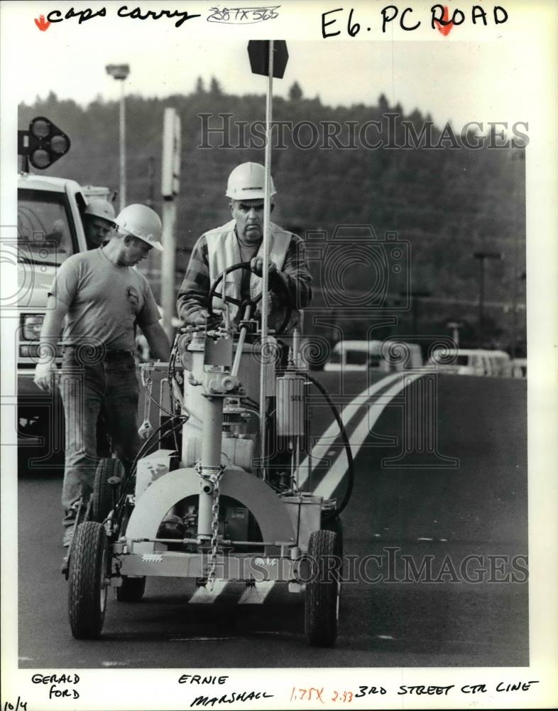 1990 Press Photo Portland Street Repair - Gerald Ford (L) &amp; Ernie Marshall - Historic Images