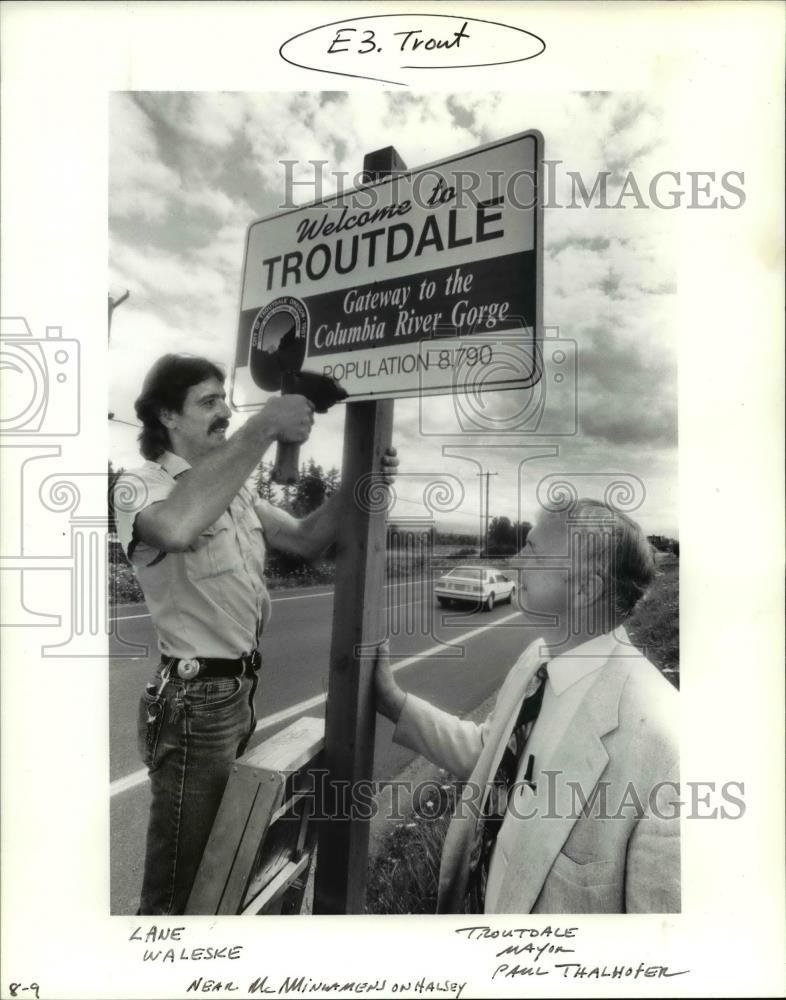 1993 Press Photo Guy mounts a Troutdale, Oregon signage w/ Mayor Paul