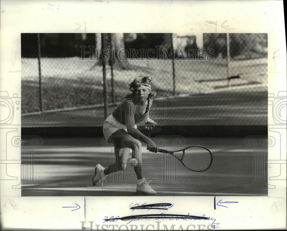 1986 Press Photo Linn Brackman Reaches for Backhand Playing Tennis in Portland - Historic Images