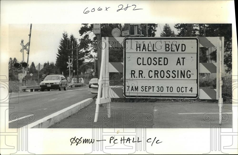 1991 Press Photo Southwest Hall Blvd closed at Burnham St in Tigard fo