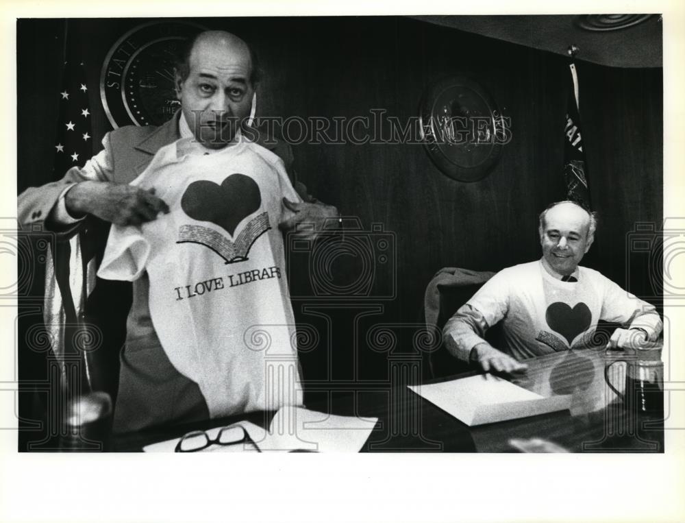 1979 Press Photo Don Clark watches Dan Mosee models "I Love Libraries" T-shirts - Historic Images