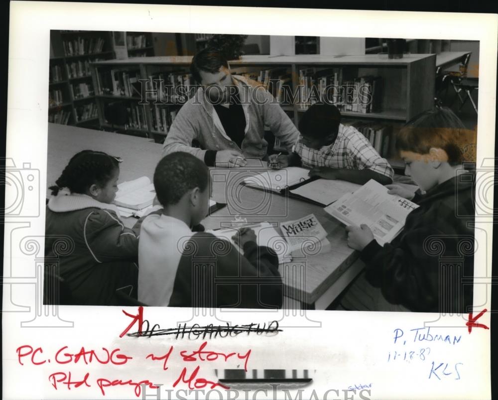 1987 Press Photo Olin Brock Tutors Students at Tubman Middle School - orb55009 - Historic Images