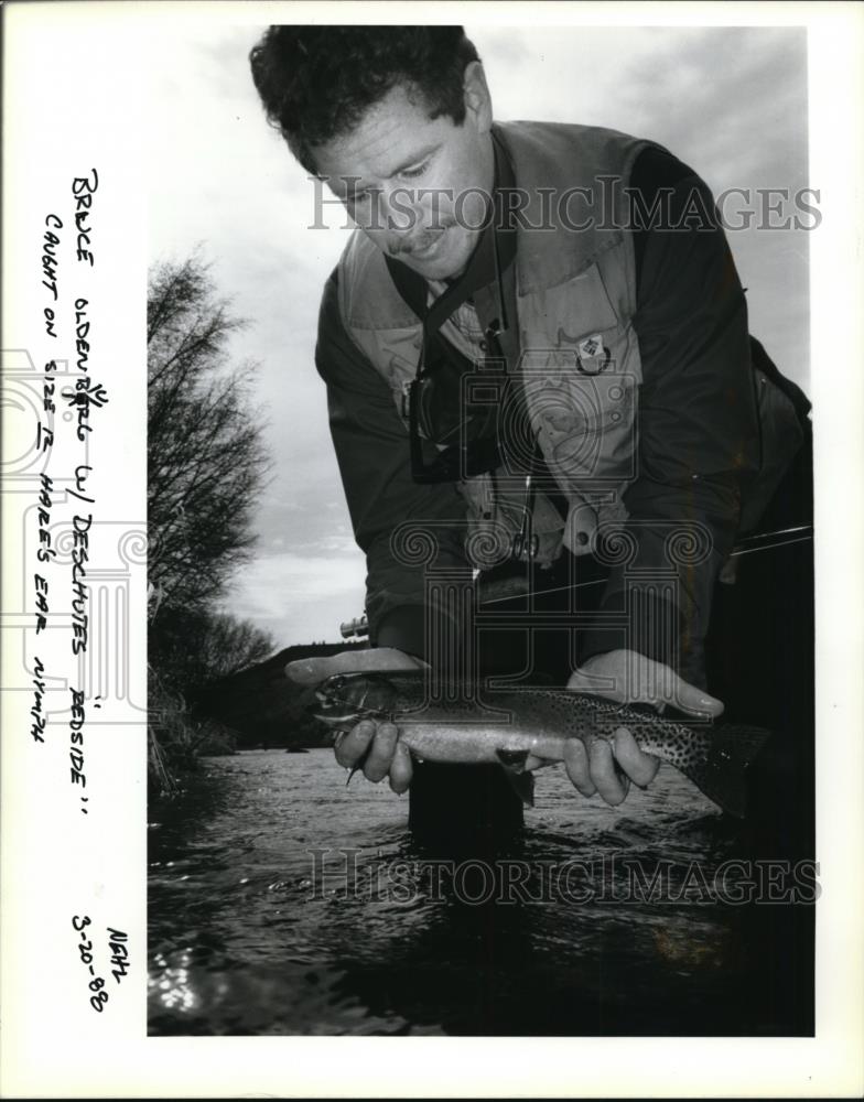 1988 Press Photo Bruce Oldenbrug releases Deschutes River redside rainbow trout - Historic Images