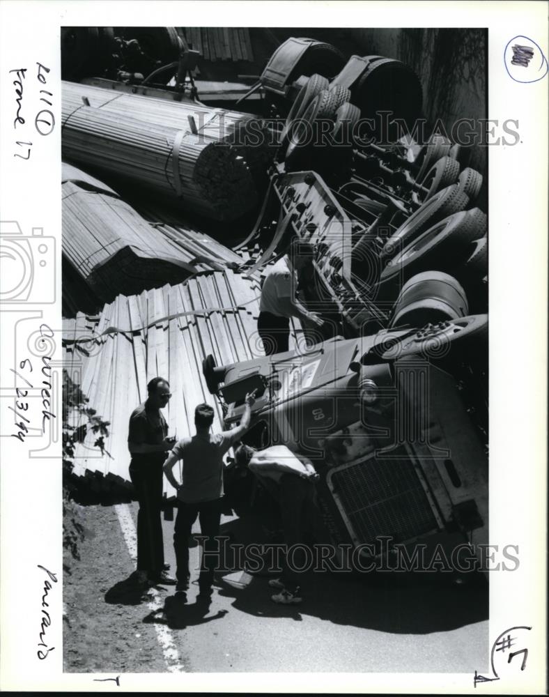 1994 Press Photo Minor truck accident in Portland - orb55286 - Historic Images
