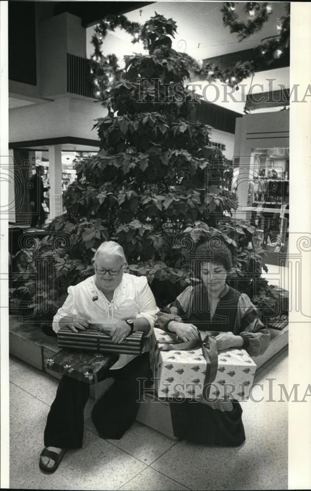 1986 Press Photo Elanor Lahdou(L) &amp; Sharon Peterson wrap gifts in Beaverton Mall - Historic Images
