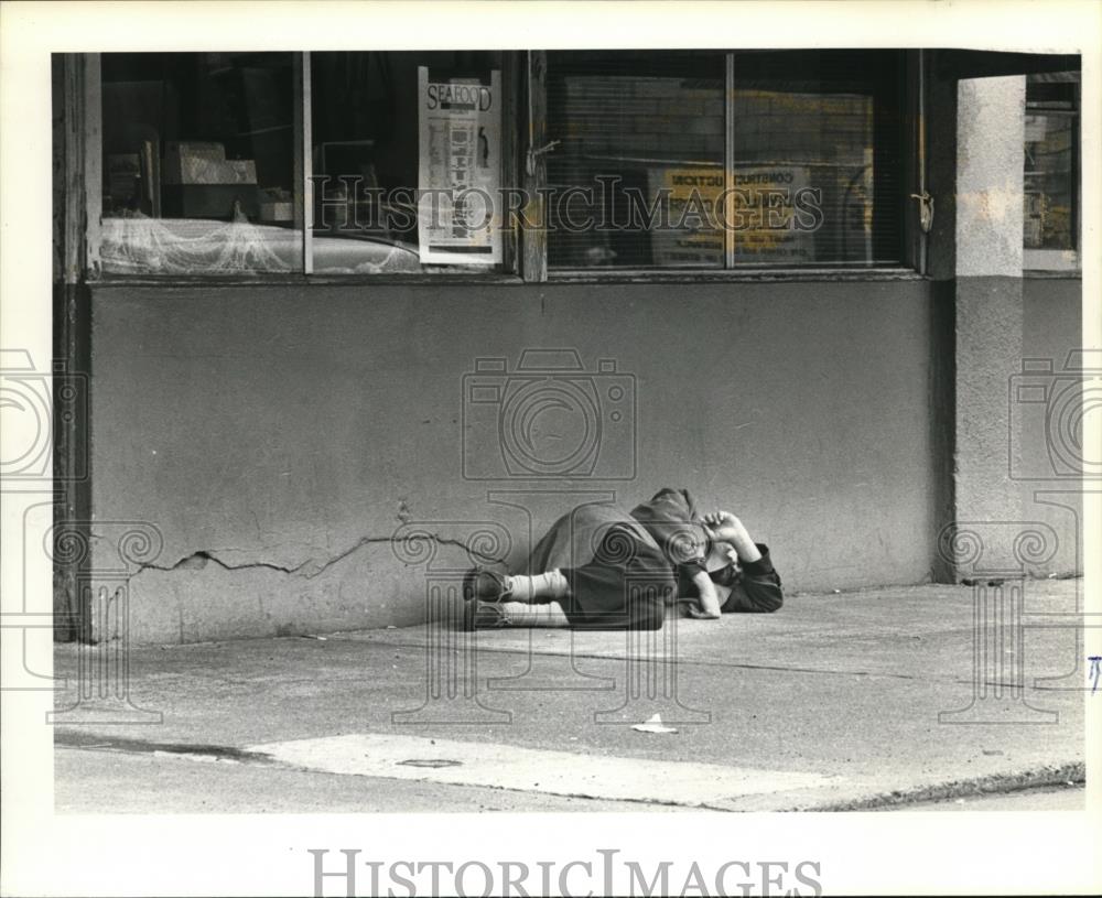 1984 Press Photo Transient sleeps on sidewalk on Northwest Everett Street - Historic Images