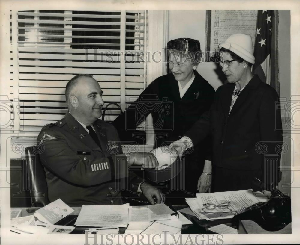 Press Photo USO - MRs George V. Curtis offers cooky to Lt.Col Arthur May - Historic Images