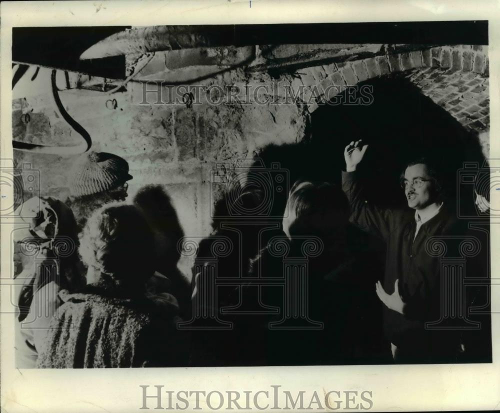 1974 Press Photo Underground Tour guide under Pioneer Square - orb56527 - Historic Images