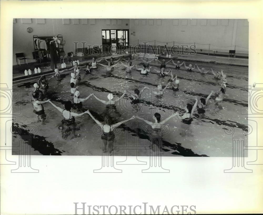 1979 Press Photo Swimming Pool -Swimmers join together for Slime and Trim Class - Historic Images