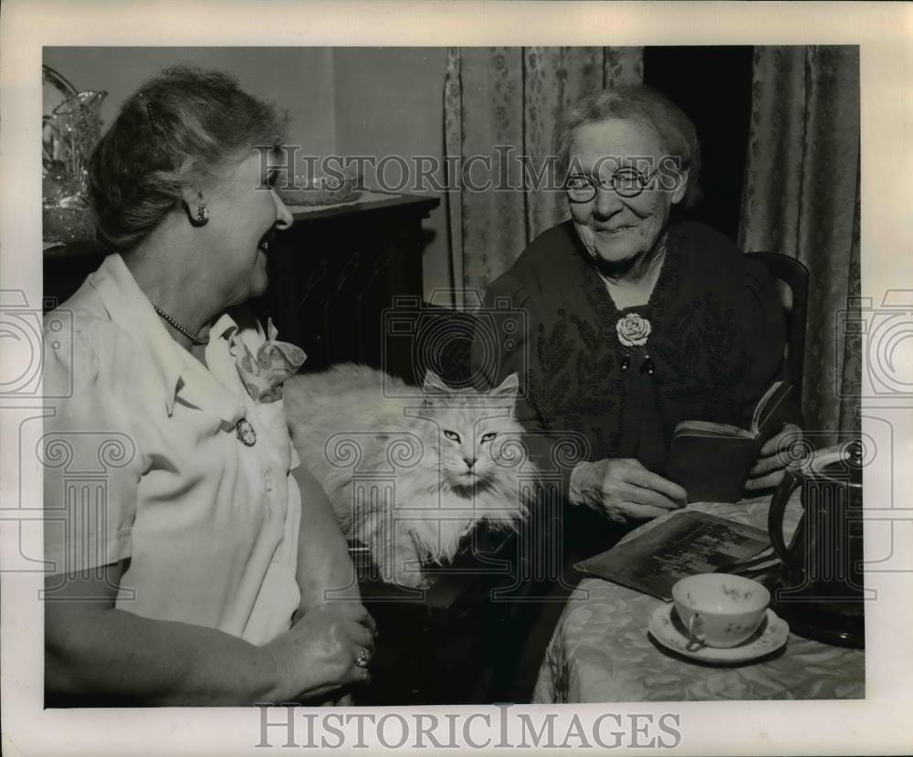 1951 Press Photo Mrs. Lois Barnett (left) and Mrs. Georgia Graham - orb56763 - Historic Images