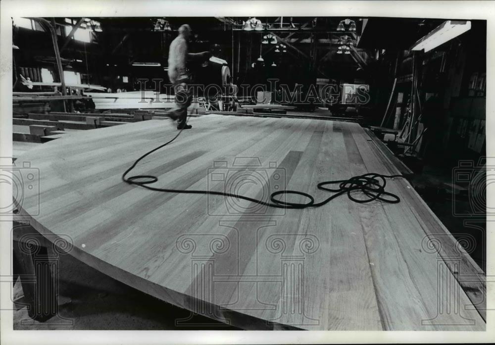 1974 Press Photo Bill Salzwodel of Simpson Timber Co cuts planks for tank - Historic Images